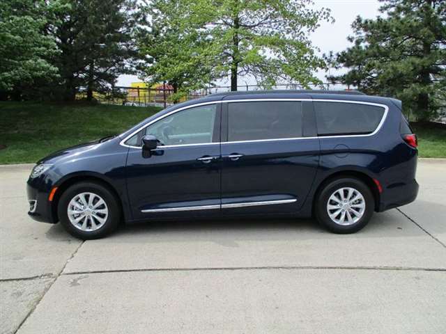 2017 Chrysler Pacifica Touring-L 4dr Mini-Van